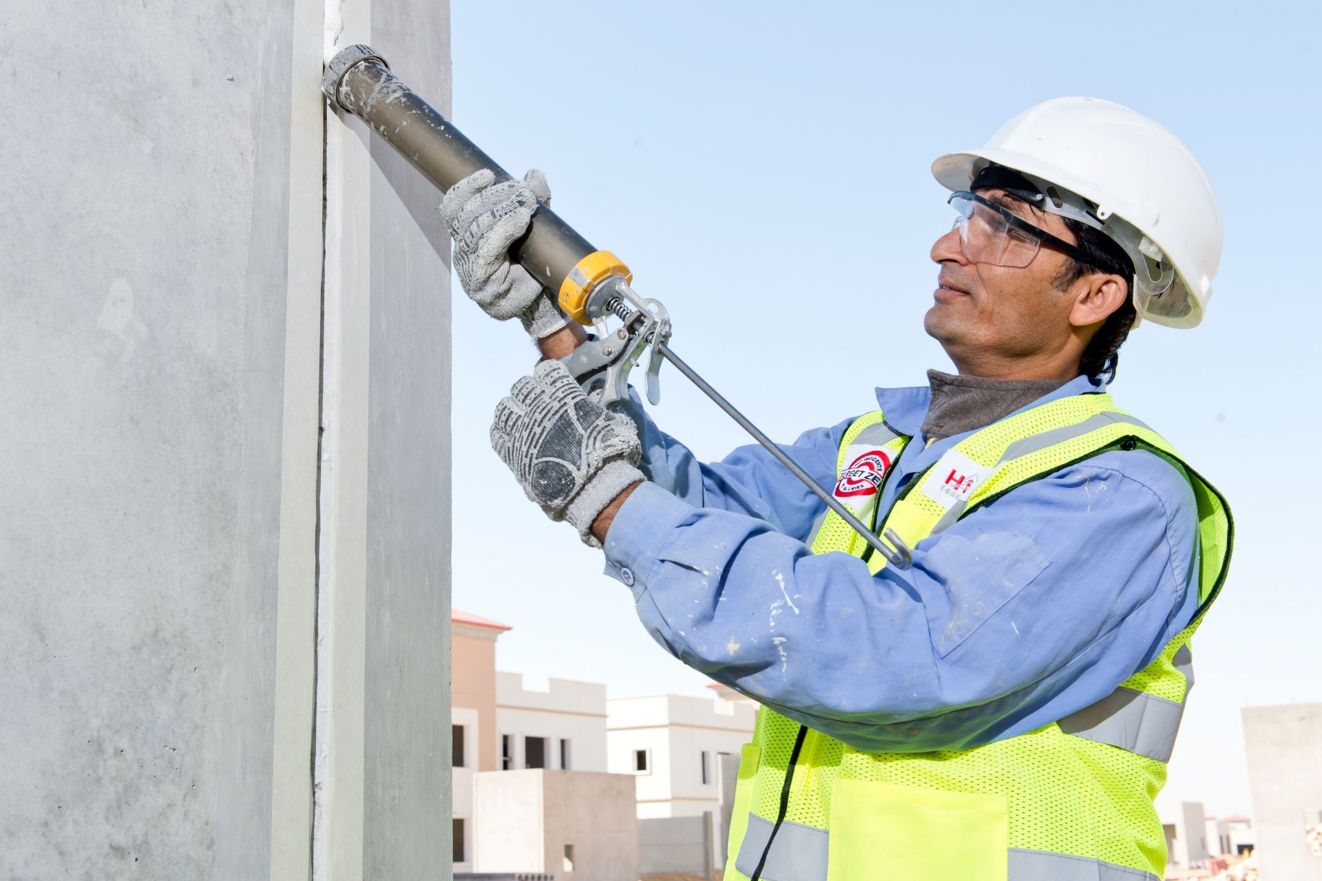 在高温下，用Sikaflex Construction+对Musanda别墅结构进行密封