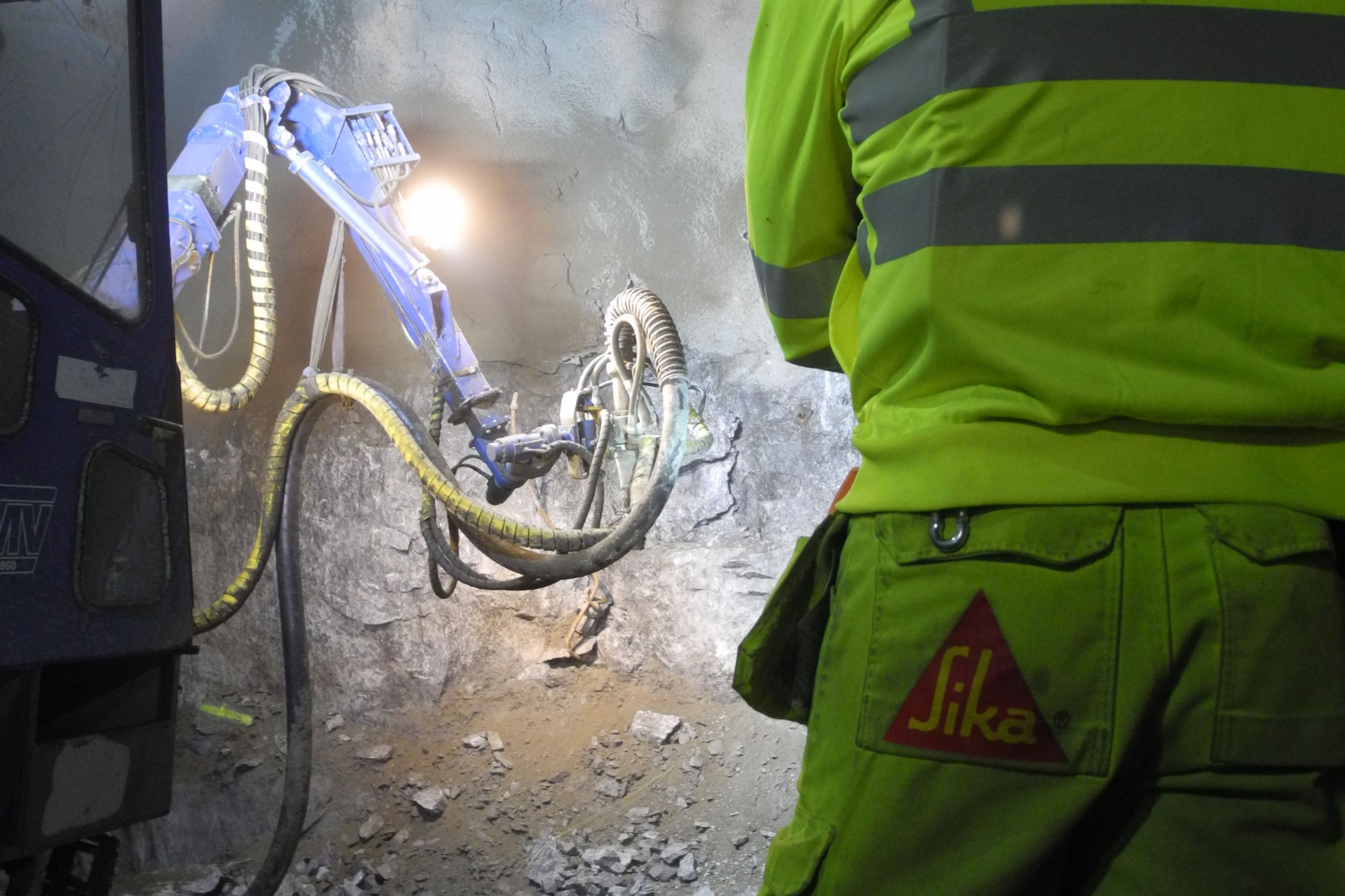 地下喷涂工艺采用移动式柱塞泵喷涂机组