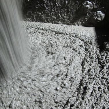 准备喷洒的混凝土