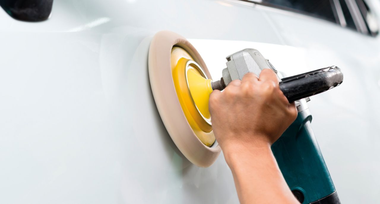 使用磨料工具的人