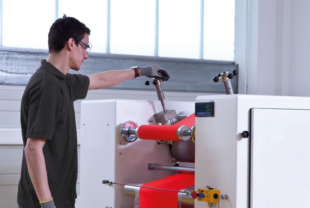 人使用内部测试设备生产技术纺织品