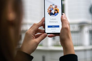 人拿着手机看西卡LATAM网络研讨会