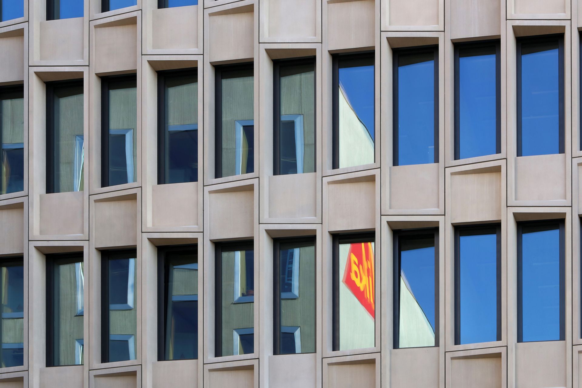 リンマットテクニカル&オフィスセンターのガラス窓に映るシーカのロゴ