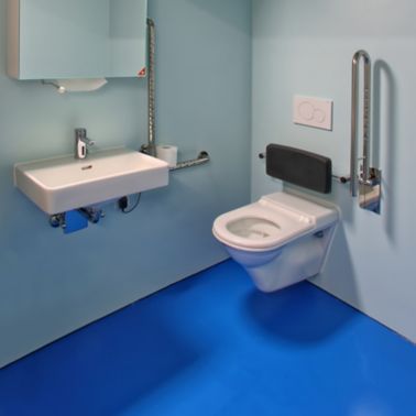 Blue floor made with Sika Comfortfloor system in a bathroom
