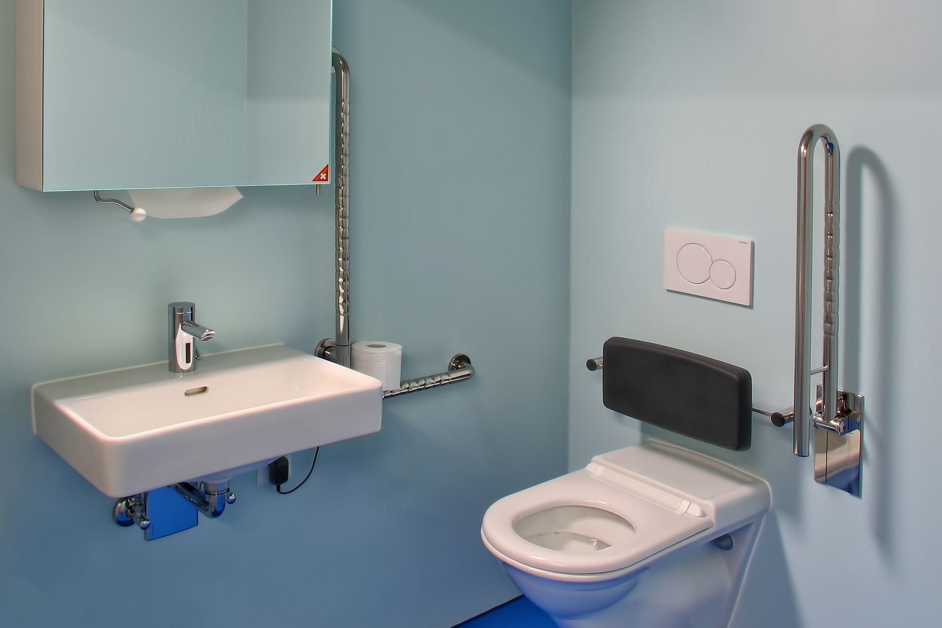 Blue floor made with Sika Comfortfloor system in a bathroom