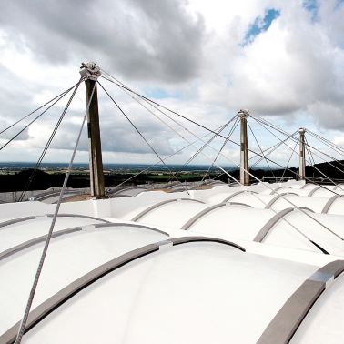 液体应用于屋顶膜细节