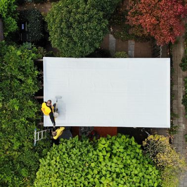 建筑工人在屋顶上使用Sikalastic-580液体涂膜