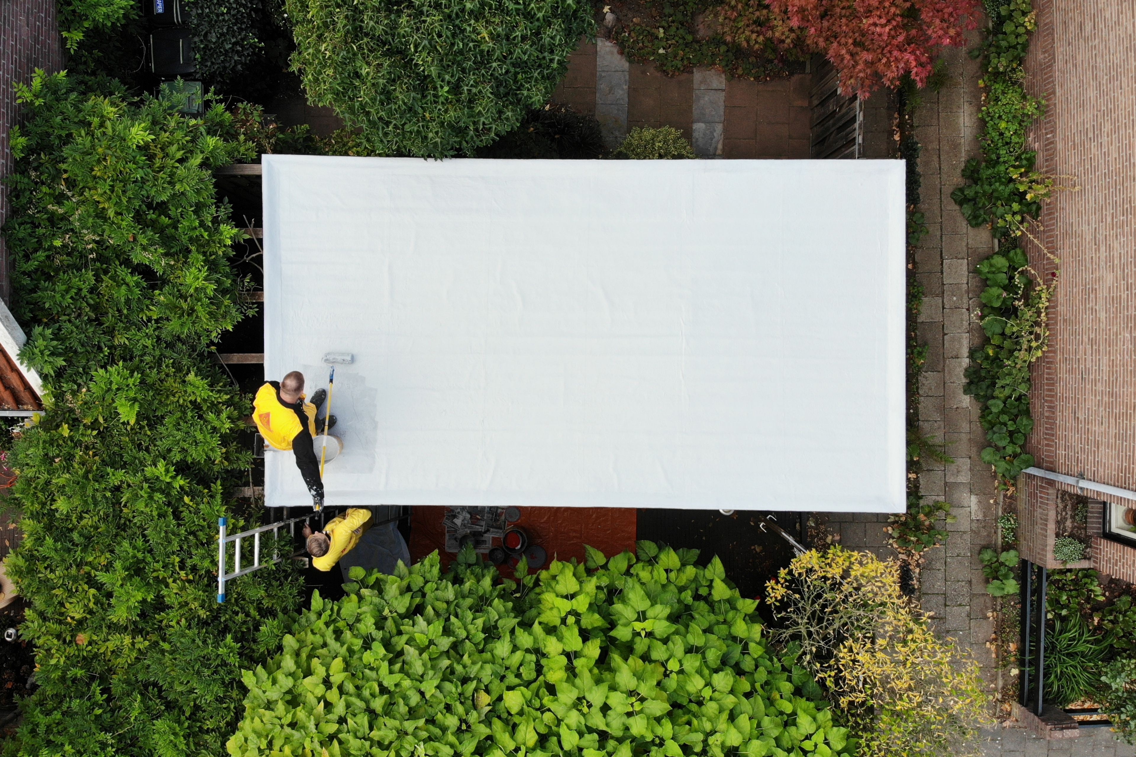 建筑工人在屋顶上使用Sikalastic-580液体涂膜