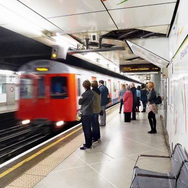 人们在伦敦地铁站等待