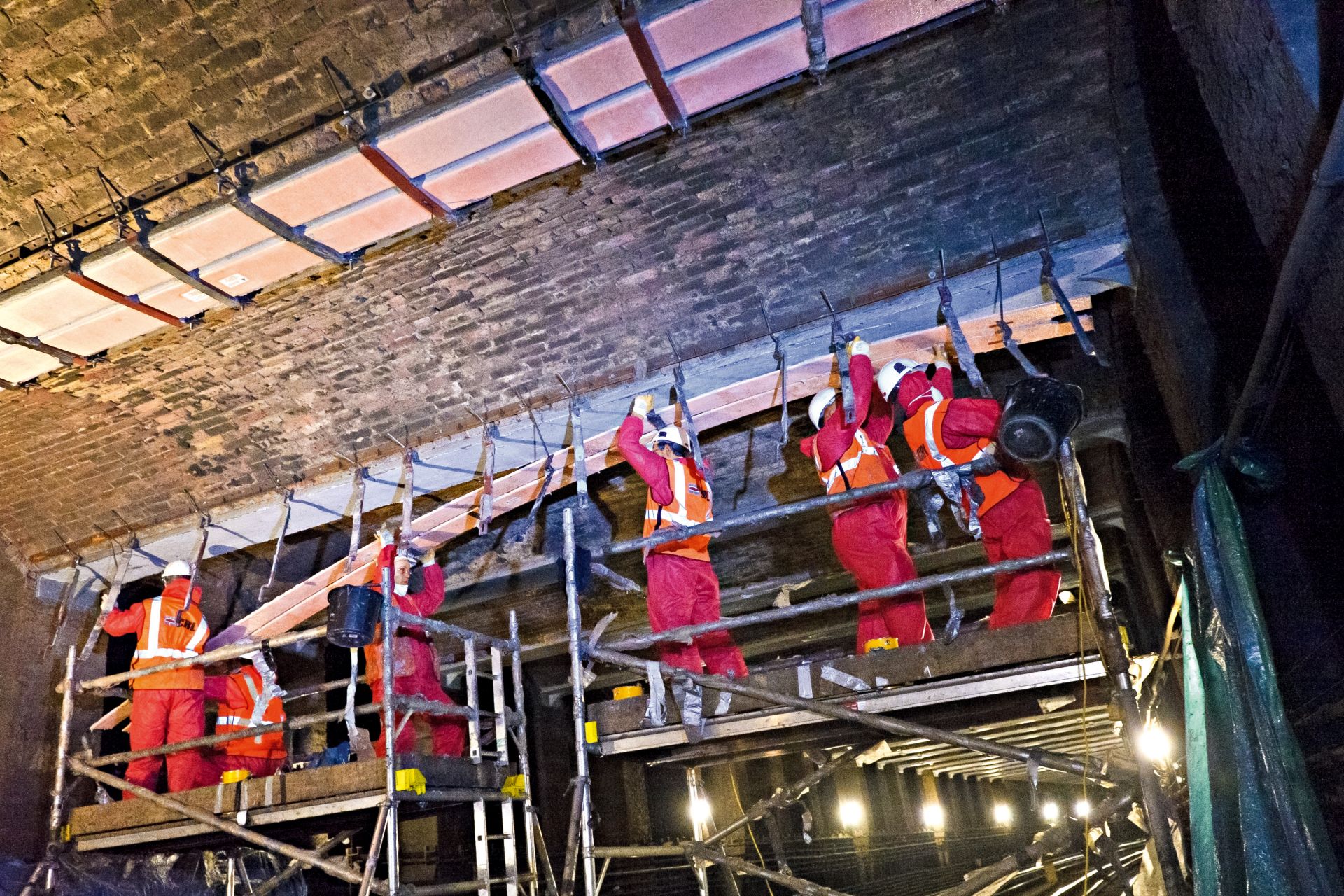 建筑工人安装西卡卡杜尔CFRP加固板