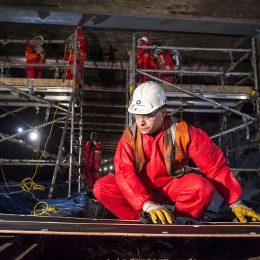 建筑工人正在准备西卡碳化物CFRP加固板