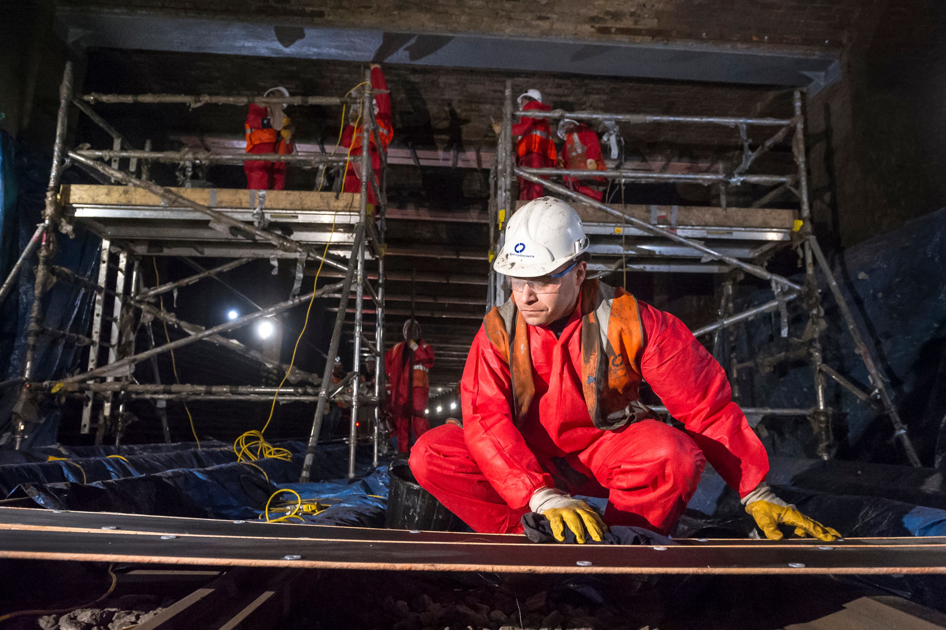 建筑工人正在准备西卡碳化物CFRP加固板