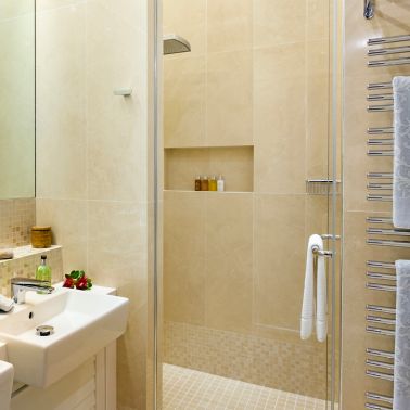 豪华小屋浴室内安装有SikaCeram产品的瓷砖