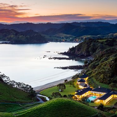 Luxury lodge with swimming pool at Helena Bay in New Zealand