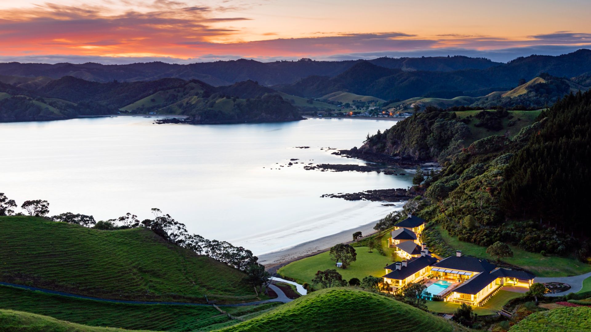Luxury lodge with swimming pool at Helena Bay in New Zealand