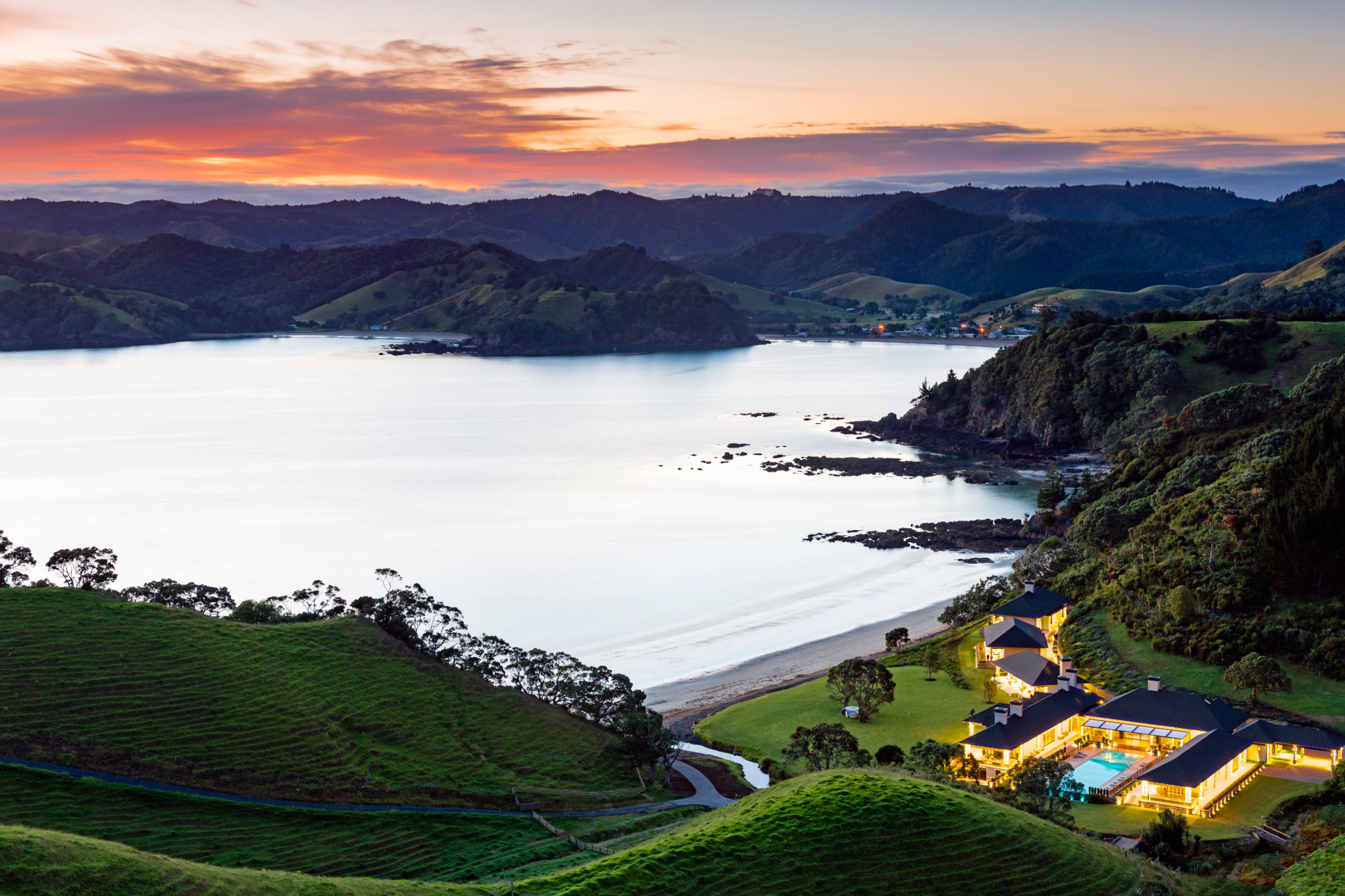Luxury lodge with swimming pool at Helena Bay in New Zealand