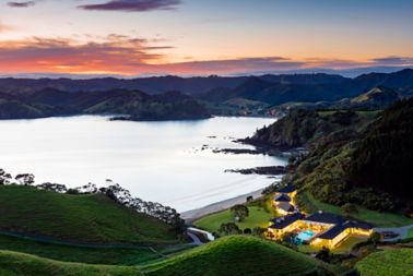 Luxury lodge with swimming pool at Helena Bay in New Zealand