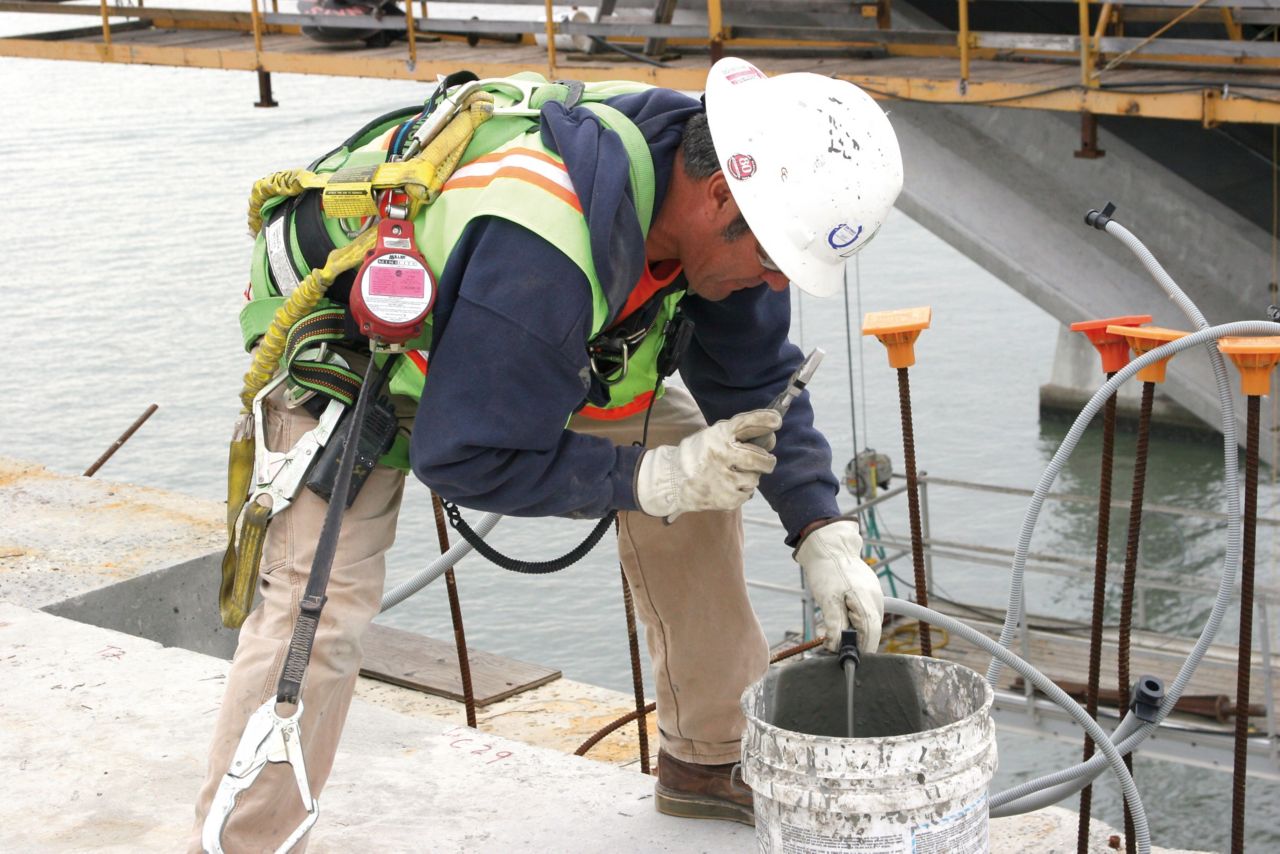 工作在桥梁建筑的人