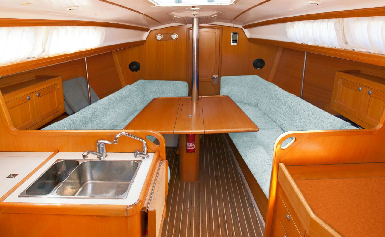 游艇的内部显示密封剂应用