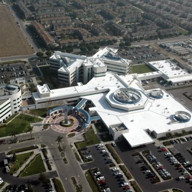 美国奥克斯纳德圣约翰地区医疗中心安装了单层Sarnafil PVC膜贴合系统冷屋顶