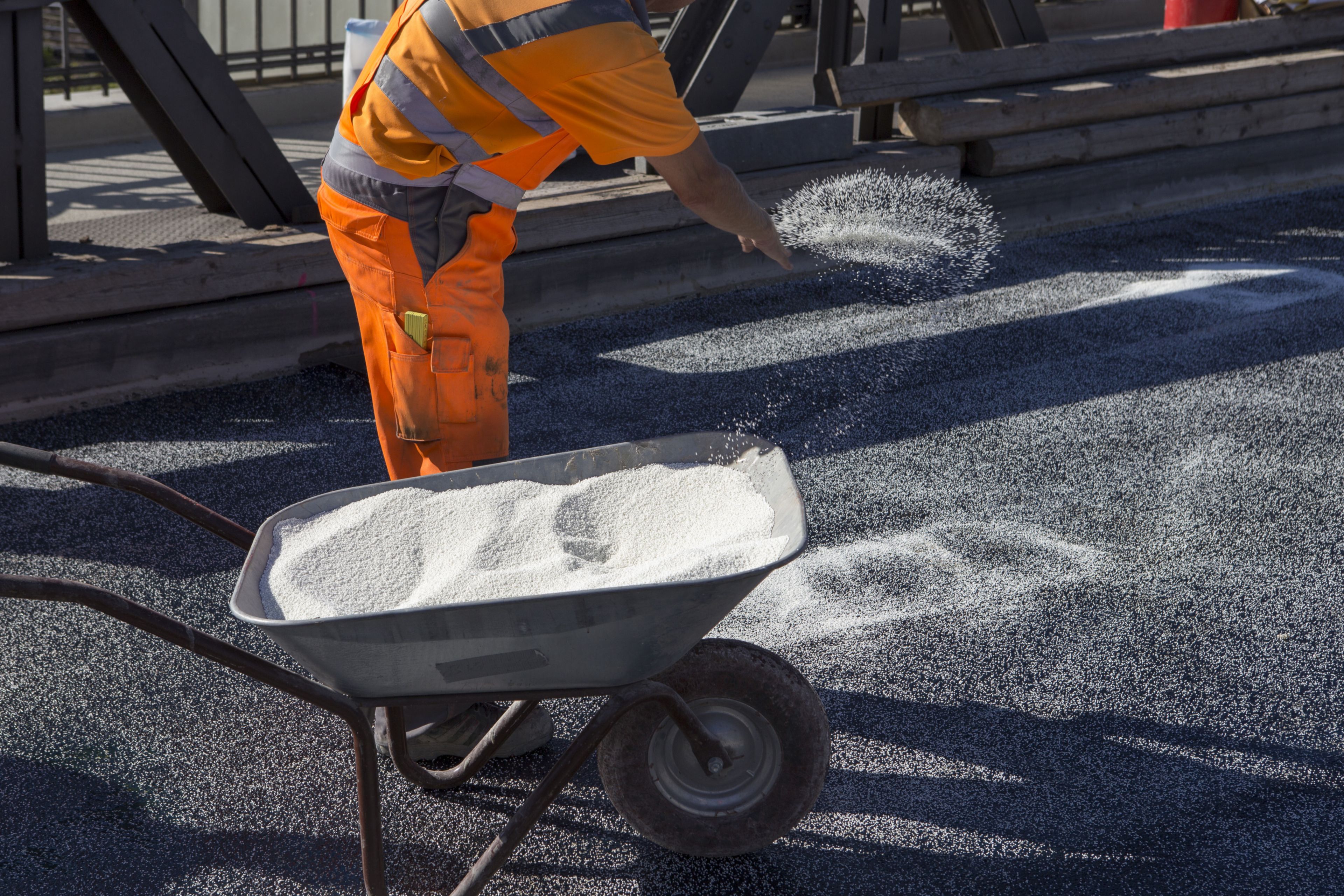 在德国乌尔姆的Neutorbridge上使用Sika Ergodur和Sikalastic热沥青