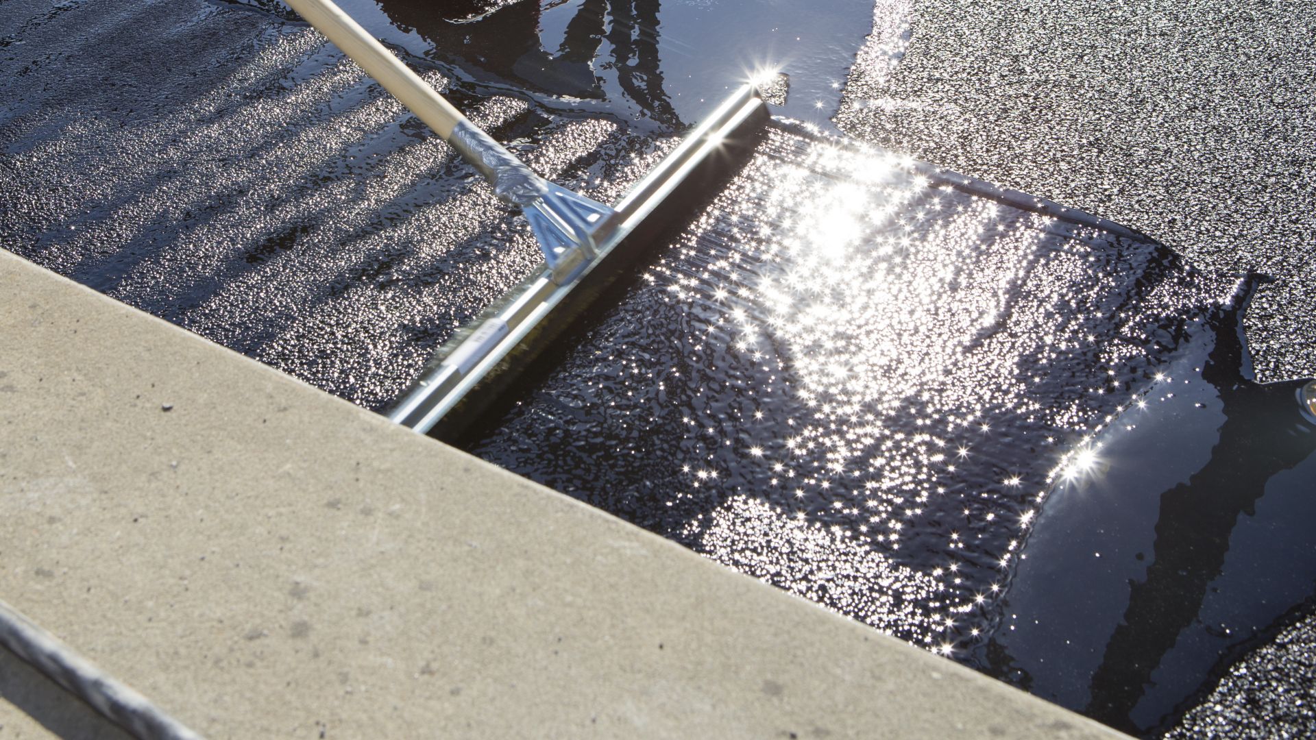 Applying hot asphalt with Sika Ergodur and Sikalastic at the Neutorbridge in Ulm, Germany