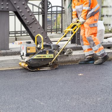 在德国乌尔姆的Neutorbridge上使用Sika Ergodur和Sikalastic热沥青