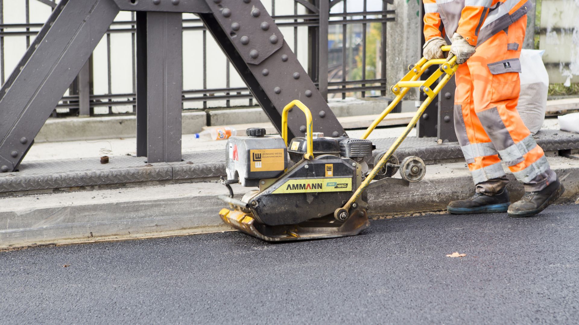 Applying hot asphalt with Sika Ergodur and Sikalastic at the Neutorbridge in Ulm, Germany
