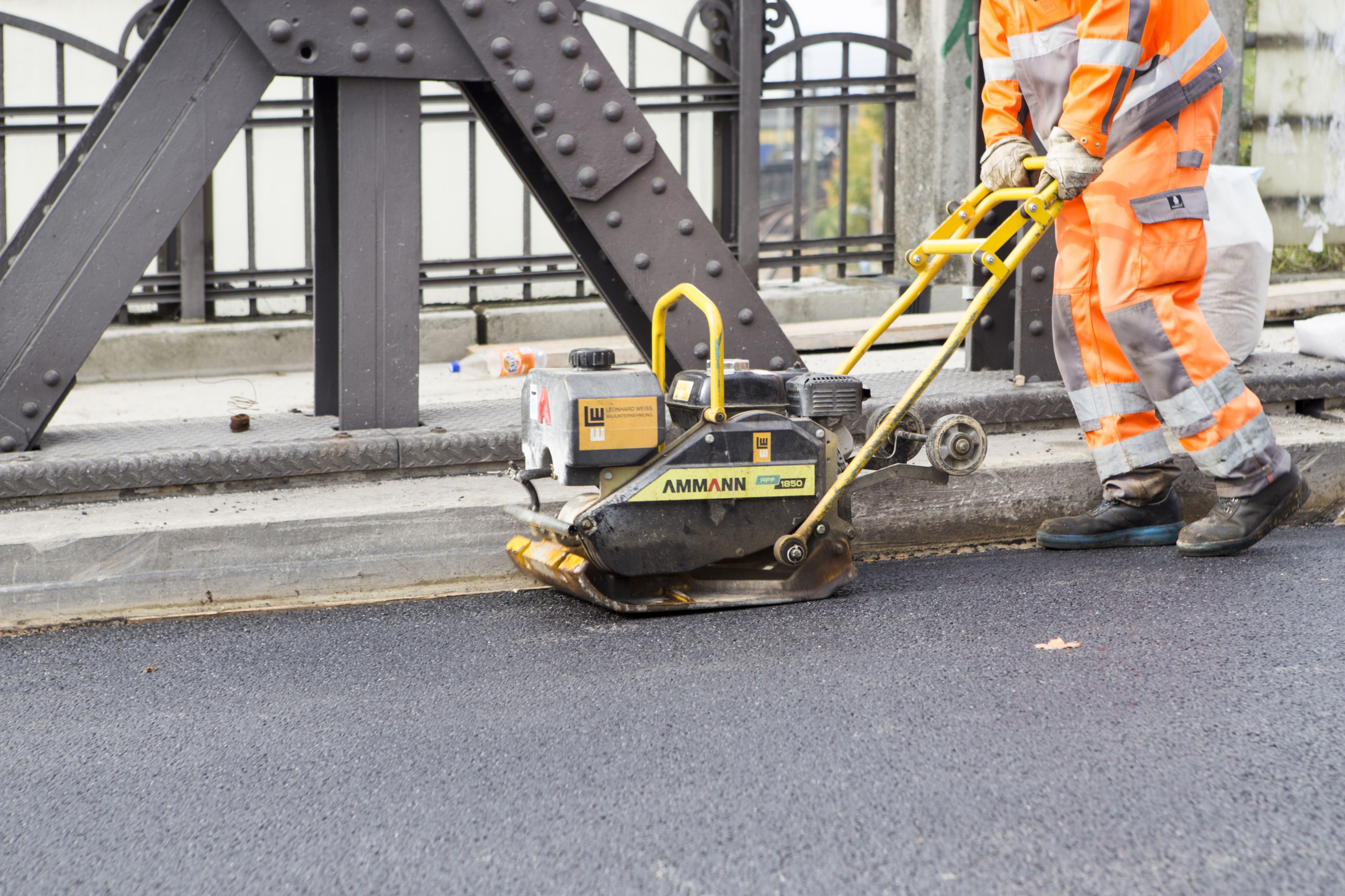 在德国乌尔姆的Neutorbridge上使用Sika Ergodur和Sikalastic热沥青