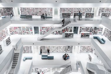 人们浏览现代图书馆，图片由Christian Wiediger在Unsplash上拍摄