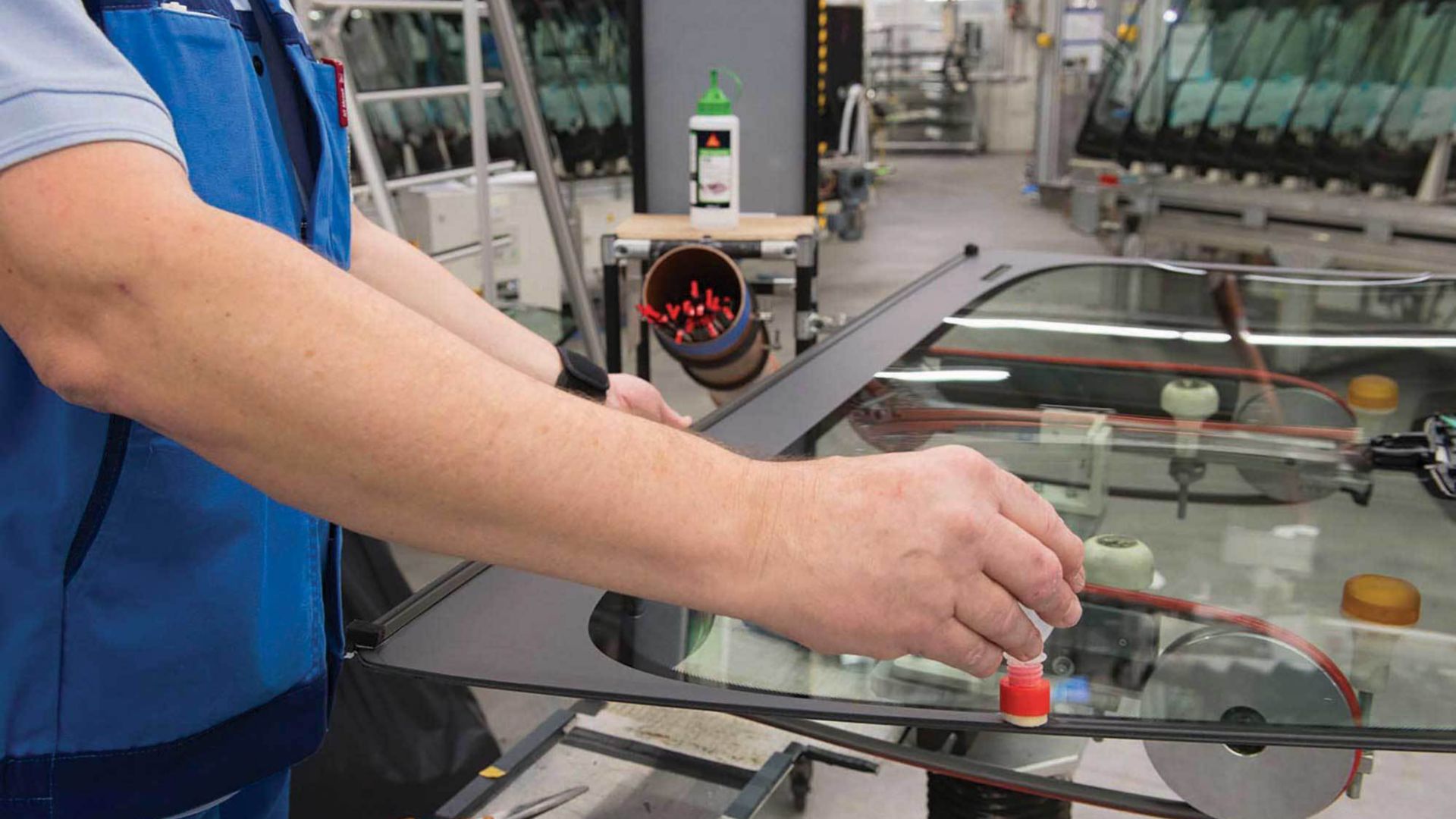 Close up View of technician manually applying Sika HydroPrep water based aktivator on windshield