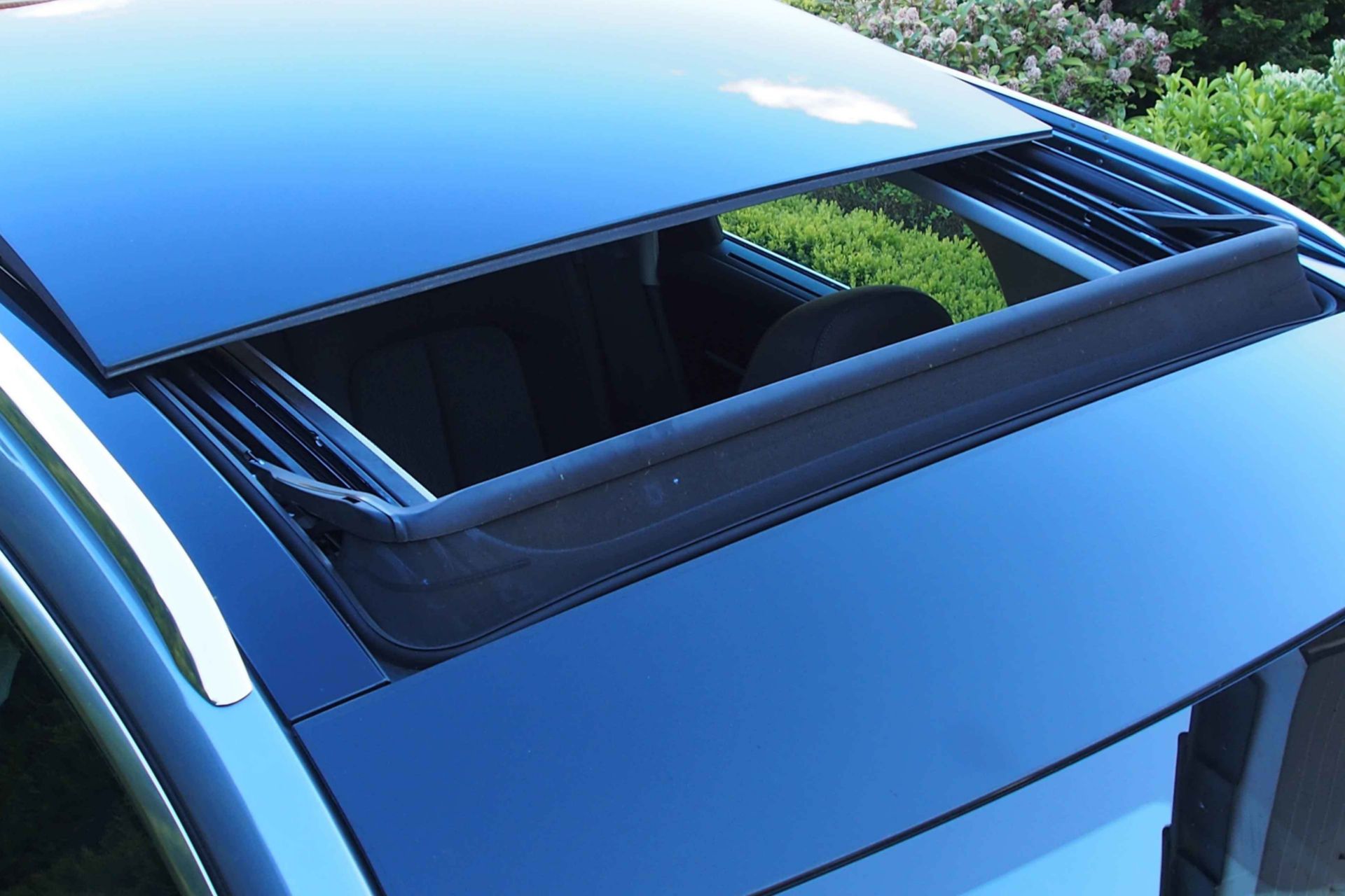 View of vehicle sunroof module bonded with Sikaflex Exterior Adhesive Solutions