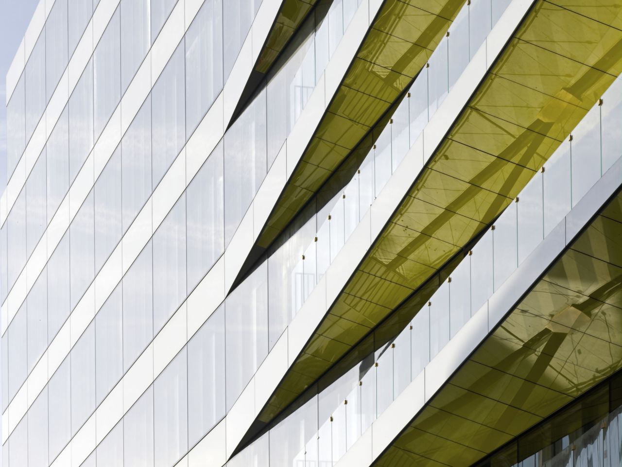 河岸房子的楼梯栏杆在伦敦，英国在晚上