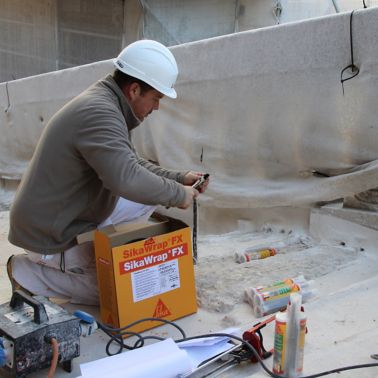 修理里亚托桥梁的人在威尼斯意大利与锡卡产品