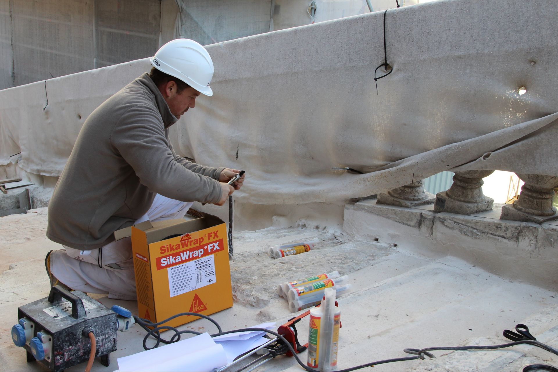 修理里亚托桥梁的人在威尼斯意大利与锡卡产品