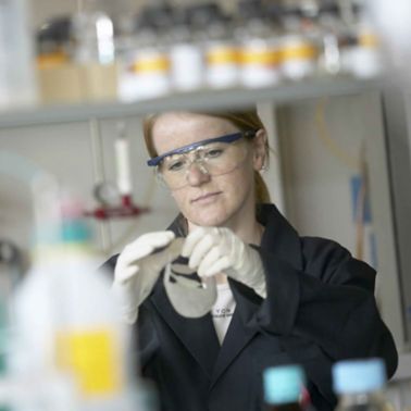 在实验室中的研究粘合剂