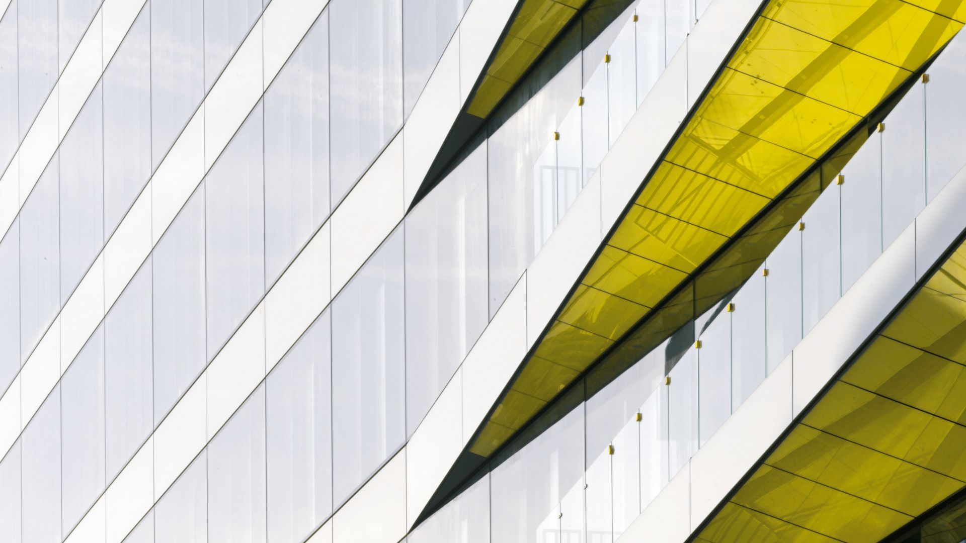 伦敦河畔别墅阳台用梅花牌玻璃灌浆墙