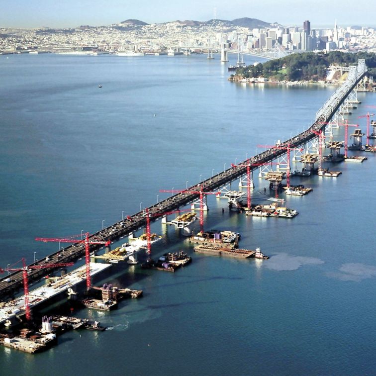 旧金山 - 奥克兰海湾桥梁建设美国。