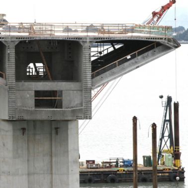 旧金山 - 奥克兰海湾大桥建设美国。