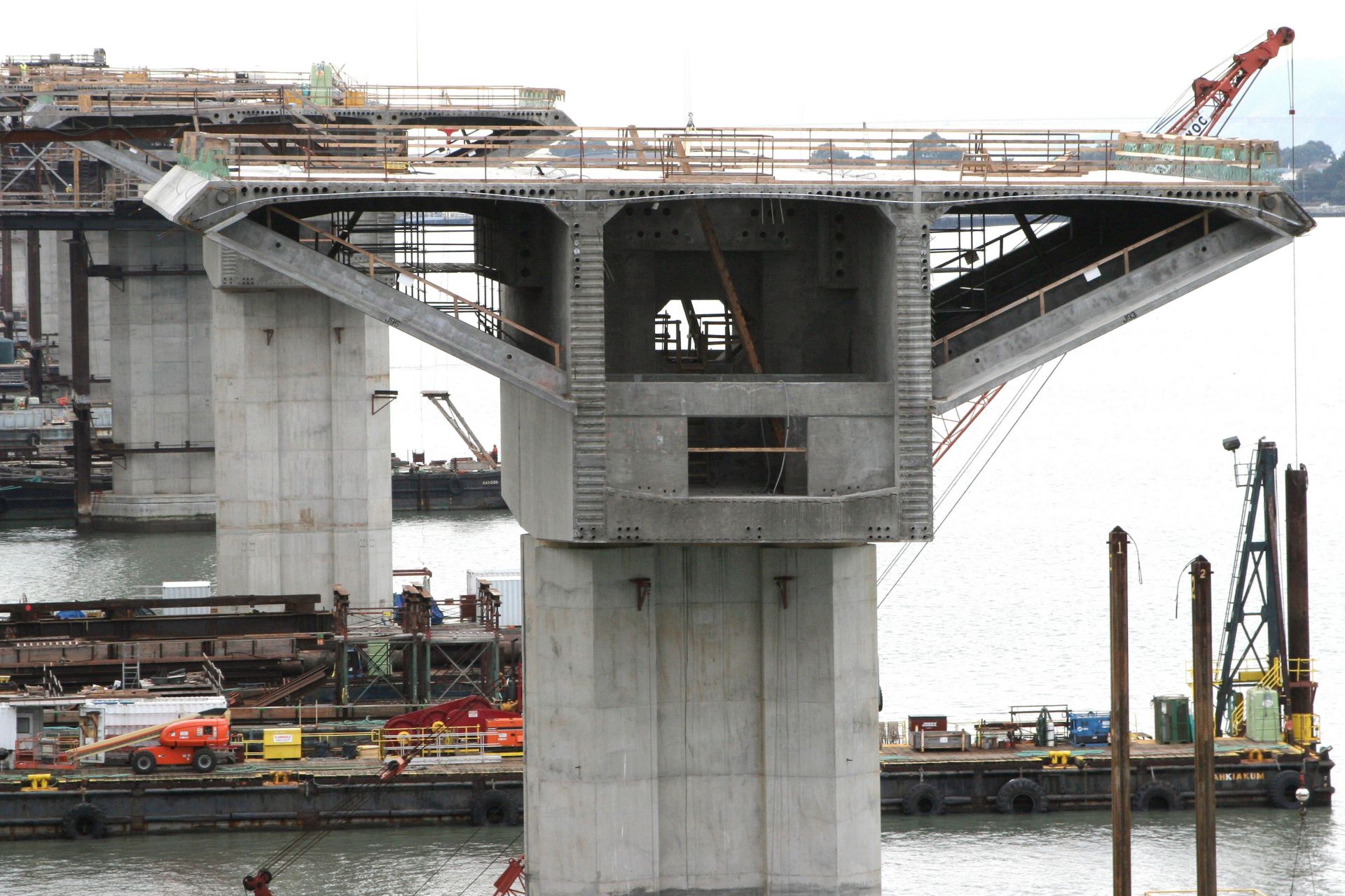 美国旧金山-奥克兰湾跨海大桥施工