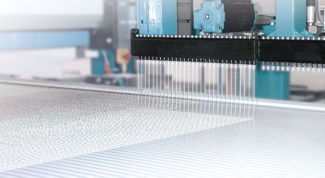 夹芯板在工厂中用胶水层压