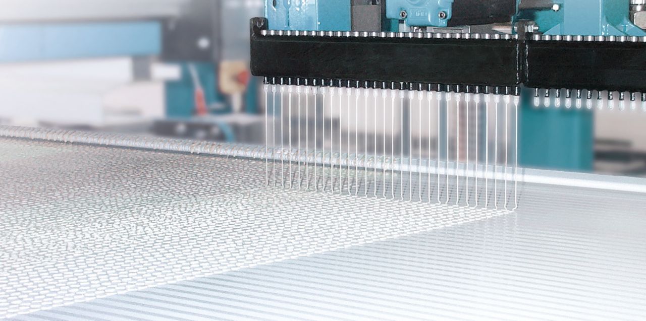 在工厂用胶水粘合夹芯板