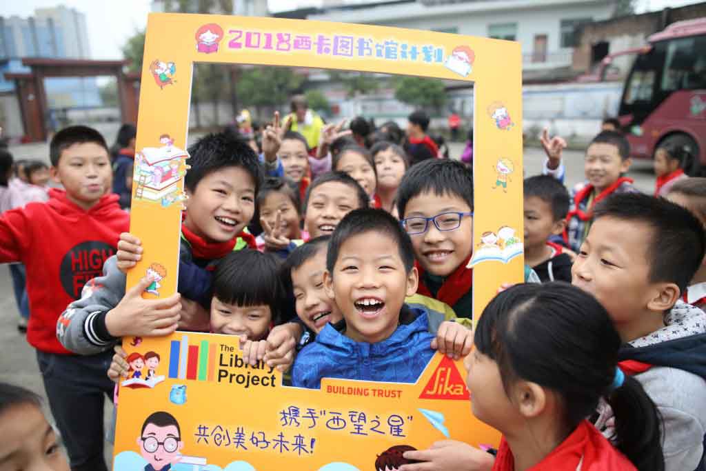 シーカ中国のライブラリープロジェクトで本を寄贈された子供たち
