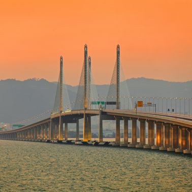 在第二个槟榔岛桥梁的橙色日落天空在马来西亚