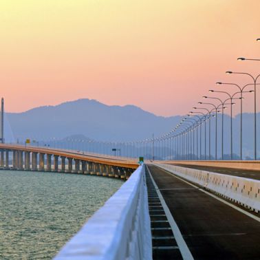 第二个槟榔岛桥梁在日落的马来西亚