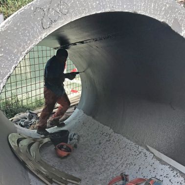 在布宜诺斯艾利斯的一个预制隧道构件中工作的人