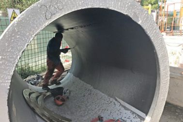 Man working in a precast tunnel element in Buenos Aires