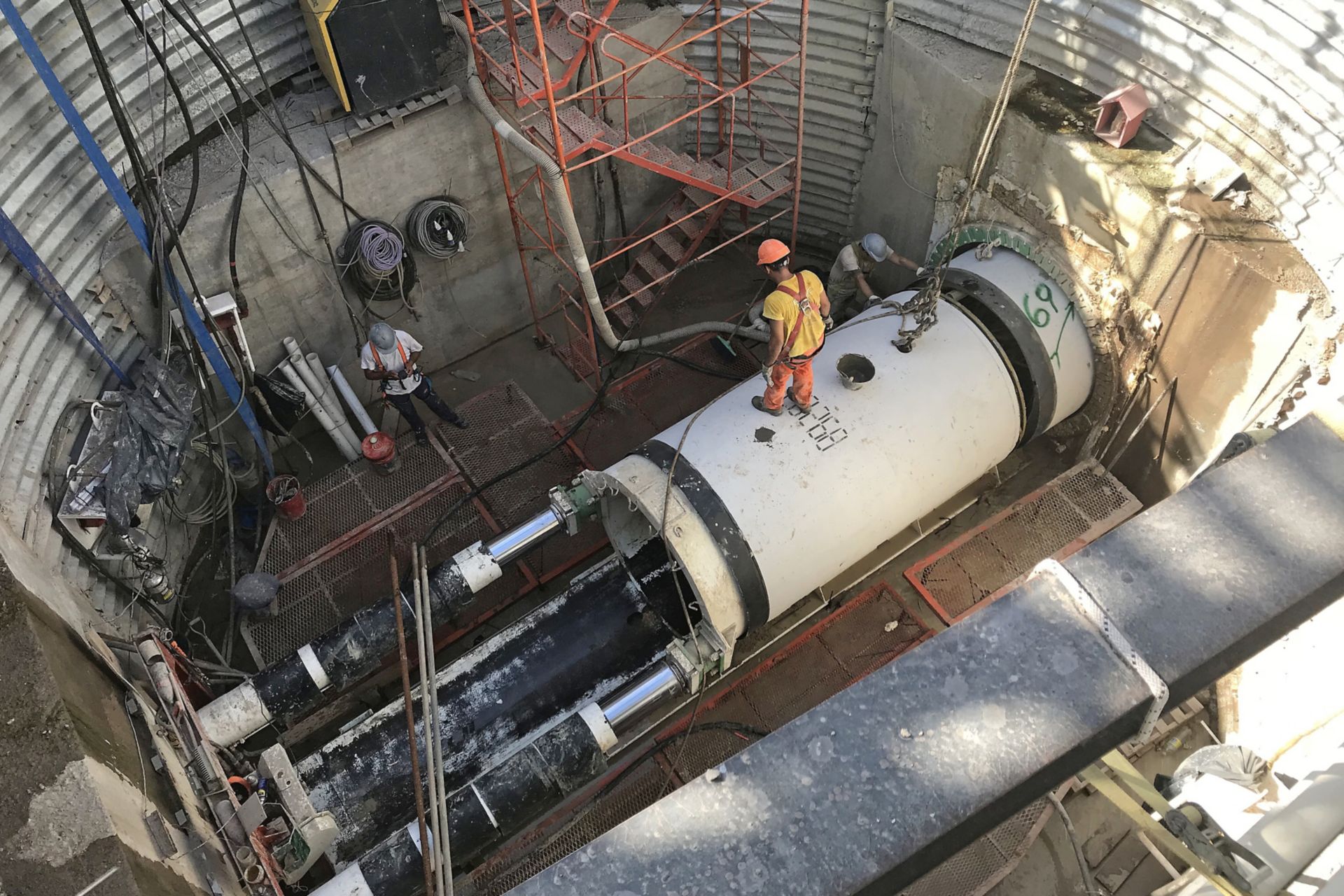 一名男子站在隧道掘进机上，在布宜诺斯艾利斯挖掘隧道