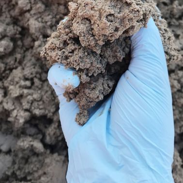 一名男子在隧道施工时，手里拿着挖掘出来的材料