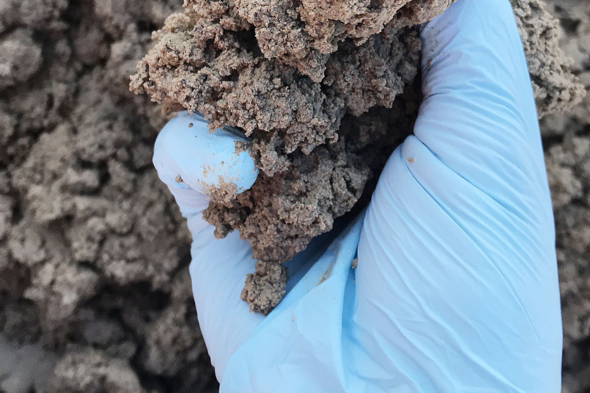 一名男子在隧道施工时，手里拿着挖掘出来的材料